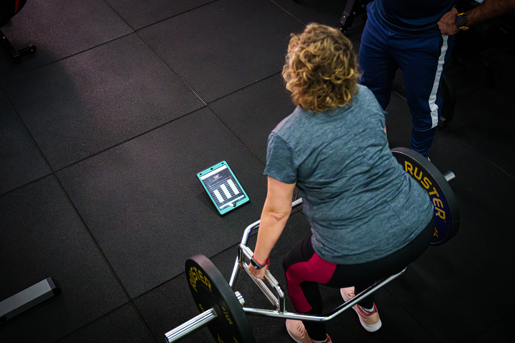 entrenamiento fisico de pesas en sala