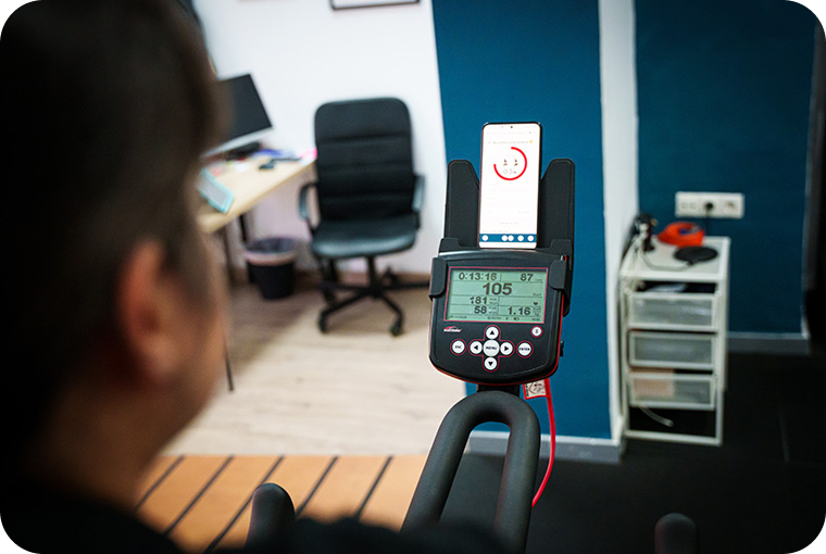 ejercicio fisico en bicicleta en centro de entrenamiento ESPADA