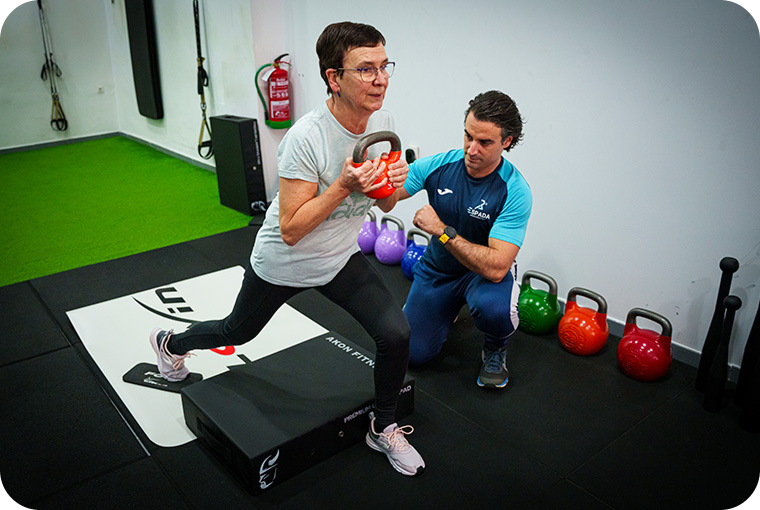 Ejercicio físico en sala de entrenamiento personal en San Fernando