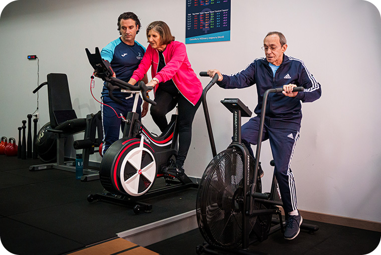 ejercicio fisico de cardio en bicicleta y elíptica en centro de entrenamiento